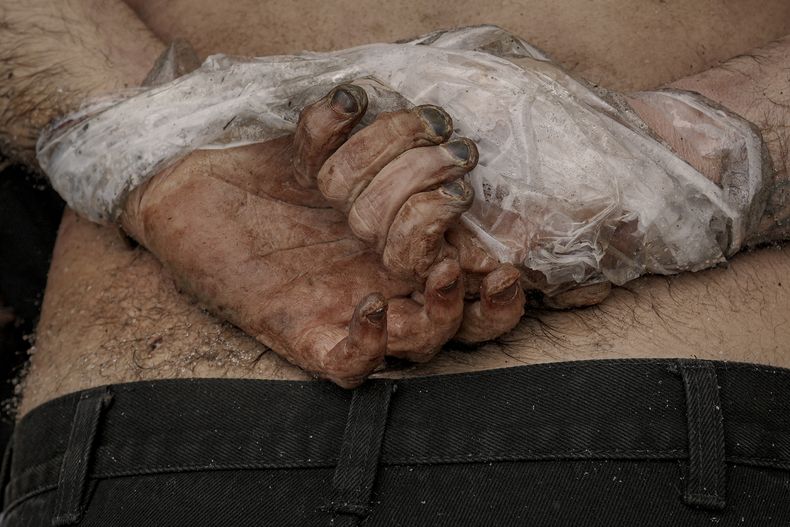 El cuerpo sin vida de un hombre con sus manos atadas tras la espalda yace en el piso en Bucha, Ucrania, el domingo 3 de abril de 2022. (AP Foto/Vadim Ghirda)