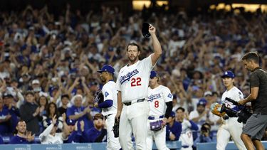 Clayton Kershaw, de los Dodgers de Los Ángeles, agradece al público tras conseguir su ponche número 3.000, el miércoles 2 de julio de 2025, en un duelo ante los Medias Blancas de Chicago (AP foto/Kevork Djansezian)