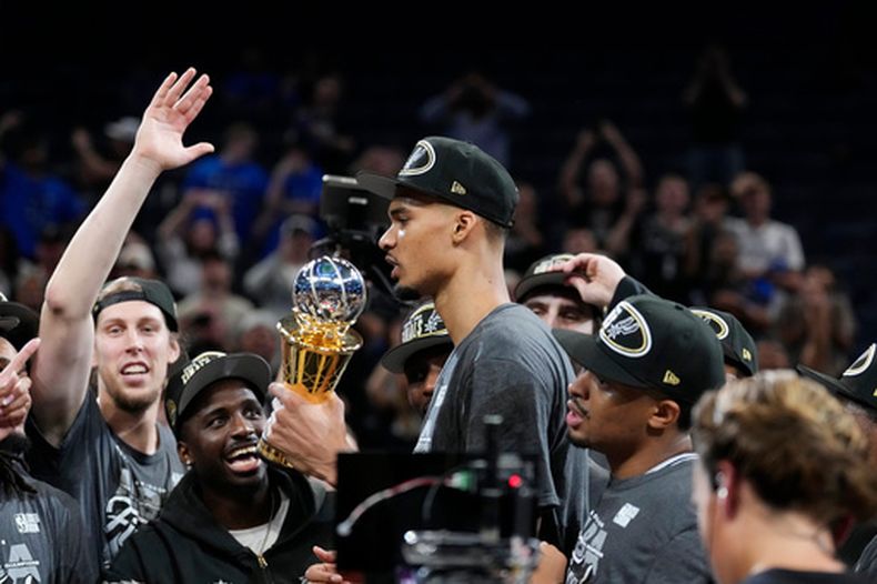 El alero de los Spurs de San Antonio, Victor Wembanyama, sostiene el trofeo de MVP mientras celebra con sus compañeros de equipo tras la victoria en el Juego 7 de las finales de la Conferencia Oeste de la serie de los playoffs de baloncesto de la NBA contra el Thunder de Oklahoma City, el sábado 30 de mayo de 2026, en Oklahoma City. (Foto AP/Tony Gutierrez)
