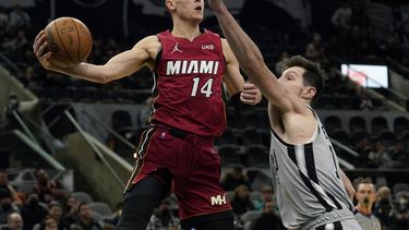 Herro y Heat dominan a Spurs diezmados