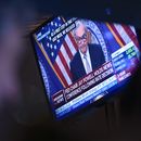 Una pantalla de televisión en el piso de remates de la Bolsa de Nueva York muestra al presidente de la Reserva Federal, Jerome Powell, dando una conferencia de prensa el 3 de mayo de 2023. (AP Foto/Seth Wenig, Archivo)