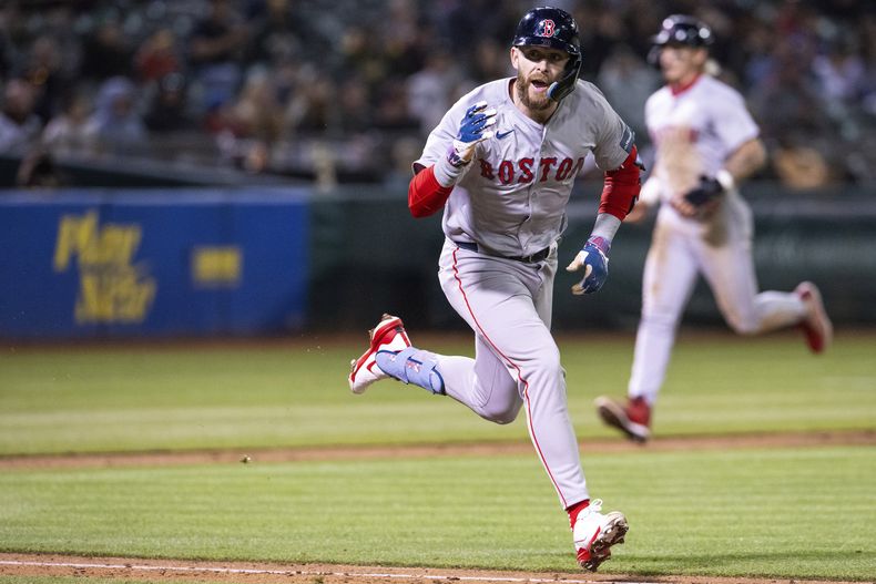 Trevor Story, de los Medias Rojas de Boston, corre a primera durante el séptimo inning del juego del martes 2 de abril de 2024, ante los Atléticos de Oakland (AP Foto/Nic Coury)
