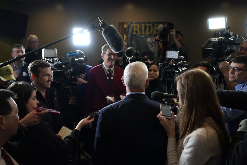 ARCHIVO - El ex vicepresidente estadounidense Mike Pence, centro, habla con los medios el 15 de febrero de 2023, en Cedar Rapids, Iowa. (AP Foto/Charlie Neibergall, File)