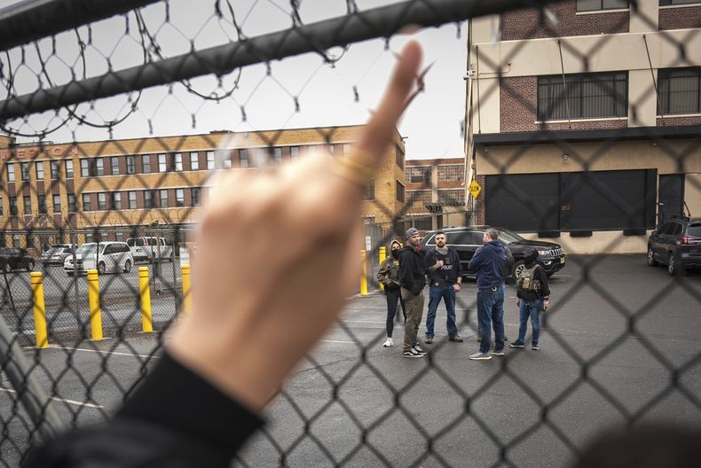 Un grupo de manifestantes exige la liberación del alcalde de Newark, Ras Baraka, tras su arresto en un centro de detención del ICE, el viernes 9 de mayo de 2025, en Newark, Nueva Jersey, (AP Foto/Angelina Katsanis)