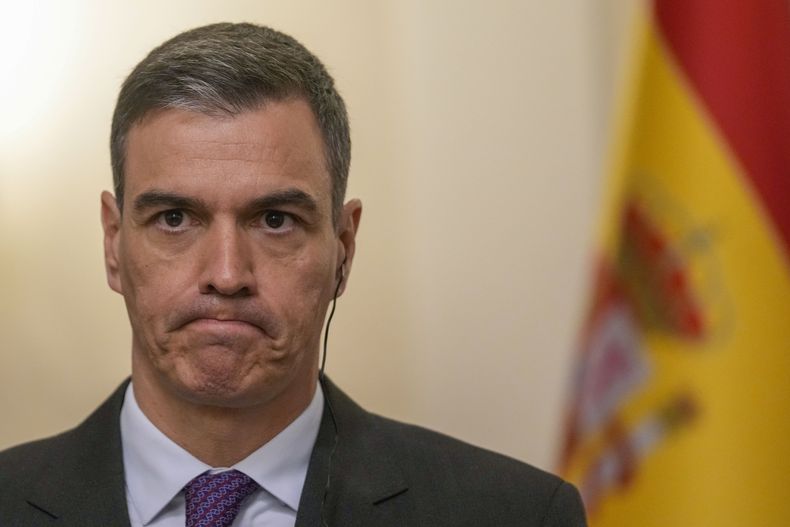 ARCHIVO – El jefe del gobierno español, Pedro Sánchez, hace un gesto en una conferencia de prensa tras reunirse con el primer ministro de Eslovenia, Robert Golob, en Liubliana, Eslovenia, el martes 16 de abril de 2024. (AP Foto/Darko Vojinovic, Archivo)