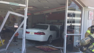 auto se impacta contra un dunkin donuts dejando 6 personas heridas