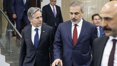 El secretario de Estado estadounidense Antony Blinken, izquierda, camina junto al canciller turco Hakan Fidan el lunes 6 de noviembre de 2023, en Ankara. (Jonathan Ernst/Foto compartida vía AP)