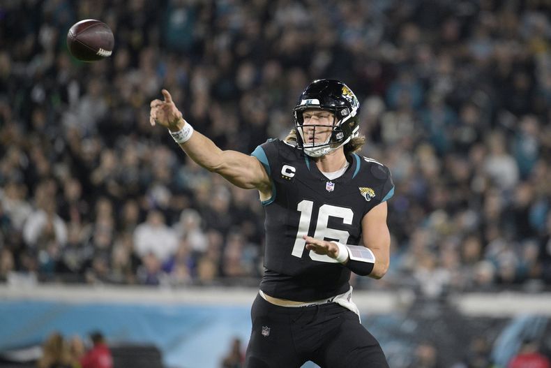 El quarterback de los Jaguars de Jacksonville Trevor Lawrence lanza un pase en la segunda mitad del partido ante los Bengals de Cincinnati, el lunes 4 de diciembre de 2023, en Jacksonville. (AP Foto/Phelan M. Ebenhack)