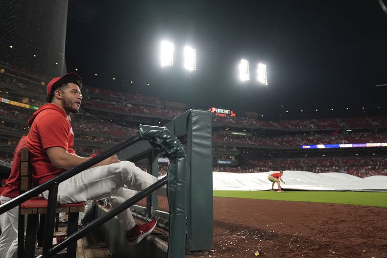 El venezolano Willson Contreras, de los Cardenales de San Luis, se sienta en la cueva durante una interrupción del juego ante los Orioles de Baltimore por la lluvia, el martes 21 de mayo de 2024 (AP Foto/Jeff Roberson)