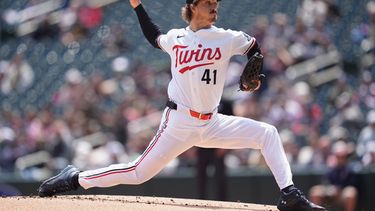 El lanzador abridor de los Mellizos de Minnesota, Joe Ryan (41), lanza durante la primera entrada de un partido de béisbol contra los Astros de Houston, el miércoles 20 de mayo de 2026, en Minneapolis. (Foto AP/Abbie Parr)