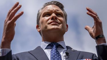 ARCHIVO – El secretario de Defensa de Estados Unidos, Pete Hegseth, habla a reporteros en el Pentágono, el 16 de julio de 2025, en Washington. (AP Foto/Julia Demaree Nikhinson, Archivo)