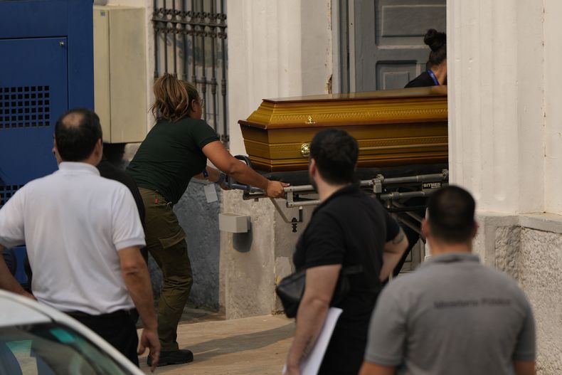 La policía lleva los restos del legislador Eulalio Gómez a la morgue en Asunción, Paraguay, el lunes 19 de agosto de 2024. Según el fiscal general Emiliano Rolón Fernández, Gómez fue asesinado en su casa en la ciudad de Pedro Juan Caballero durante una operación policial antidrogas. (AP Foto/Jorge Saenz)