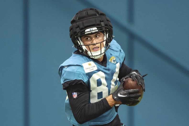 El receptor de los Jaguars de Jacksonville Louis Rees-Zammit corre tras atrapar el balón durante un entrenamiento con el equipo el miércoles 4 de septiembre del 2024. (AP Foto/Gary McCullough)