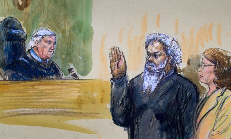 Conceptualizaci&oacute;n art&iacute;stica del libio Ahmed Abu Khatallah, acusado de encabezar el mortal ataque al consulado estadounidense en Bengasi, Libia en 2012, jurando ante el juez John Facciola, en una corte federal en Washington, el 28 de junio de