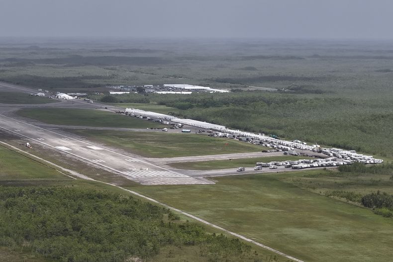 Esta imagen aérea muestra la construcción de un centro de detención para inmigrantes en un aeródromo del condado de Miami-Dade en la Reserva Nacional Big Cypress, a unos 72 kilómetros (45 millas) al oeste del centro de Miami, el viernes 27 de junio de 2025. (AP Foto/Daniel Kozin)