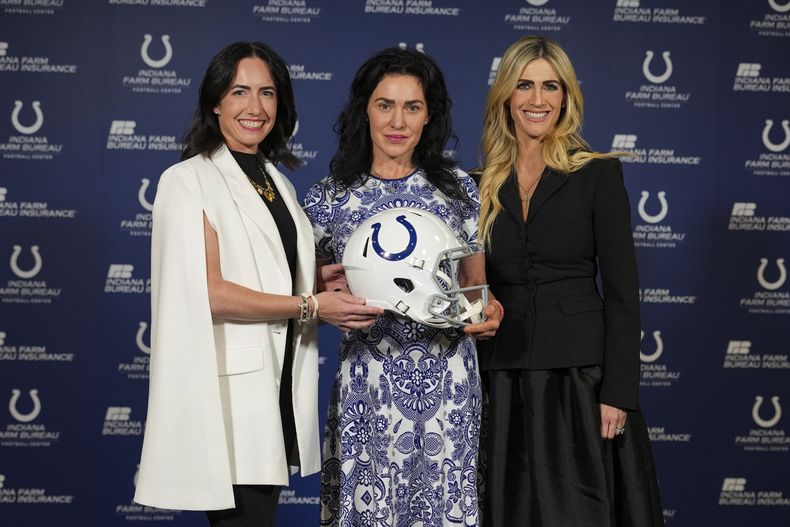 Las dueñas de los Colts de Indianápolis Carlie-Irsay Gordon, Casey Foyt y Kalen Jackson posan en conferencia de prensa en las instalaciones del equipo el martes 10 de junio del 2025. (AP Foto/Michael Conroy)