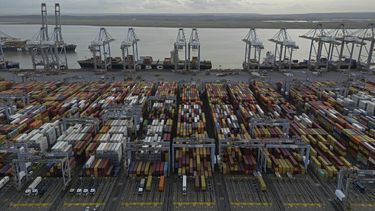 ARCHIVO - Contenedores de mercancías esperan a ser procesados en el puerto de Gateway de Londres, en Stanford-le-Hope, en el estuario del Támesis, al este de Londres, el 5 de febrero de 2025. (AP Foto, archivo)