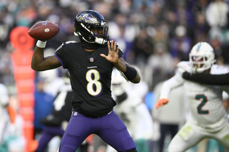 El quarterback de los Ravens de Baltimore Lamar Jackson observa antes de lanzar el balón frente a los Dolphins de Miami en el encuentro del domingo 31 de diciembre del 2023. (AP Foto/Nick Wass)