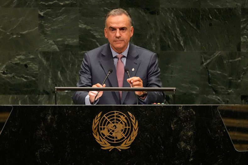 El presidente de Uruguay, Yamandú Orsi, interviene durante el 81.º período de sesiones de la Asamblea General de las Naciones Unidas en la sede de la organización, el jueves 24 de septiembre de 2026. (Foto AP/Seth Wenig)