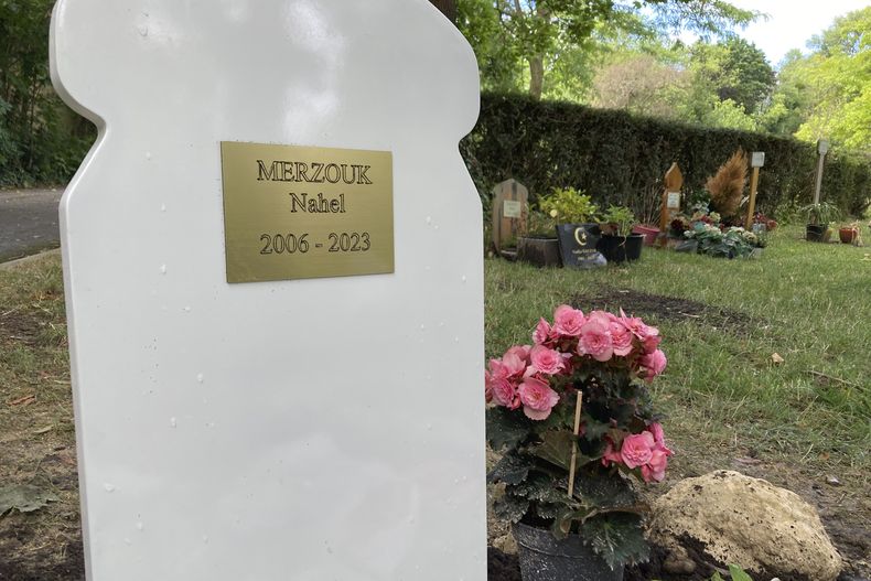 ARCHIVO - Un ramo de flores yace sobre la tumba de Nahel Merzouk el 5 de julio de 2023, en un cementerio del suburbio de Nanterre en París, Francia. Merzouk, un adolescente frances de origen norafricano, murió a manos de la policía hace un año. (AP Foto/Cara Anna, Archivo)