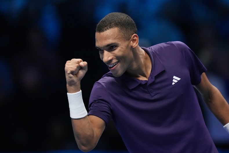 El canadiense Felix Auger-Aliassime celebra después de derrotar al alemán Alexander Zverev en el partido de las Finales de la ATP, el viernes 14 de noviembre de 2025, en Turín, Italia. (AP Foto/Antonio Calanni)