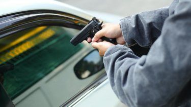 Un hombre de 52 años resulta herido de bala y con un golpe en la cabeza en un carjacking en un parque de San Juan
