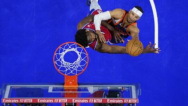 Josh Hart, de los Knicks de Nueva York, a la derecha, tira frente a Joel Embiid, de los 76ers de Filadelfia, durante la segunda mitad del Juego 4 en una serie de playoffs de primera ronda de baloncesto de la NBA, el domingo 28 de abril de 2024, en Filadelfia. (AP Foto/Matt Slocum)