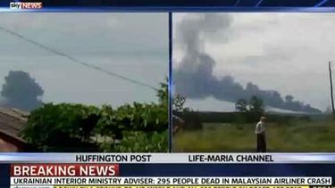 americateve | El video, editado por la crudeza de los cuerpos carbonizados, muestra el horror tras la caída de la nave de Malaysia Airlines. Fuego, documentos y restos dispersos en un área de 15 kilómetros de diámetro