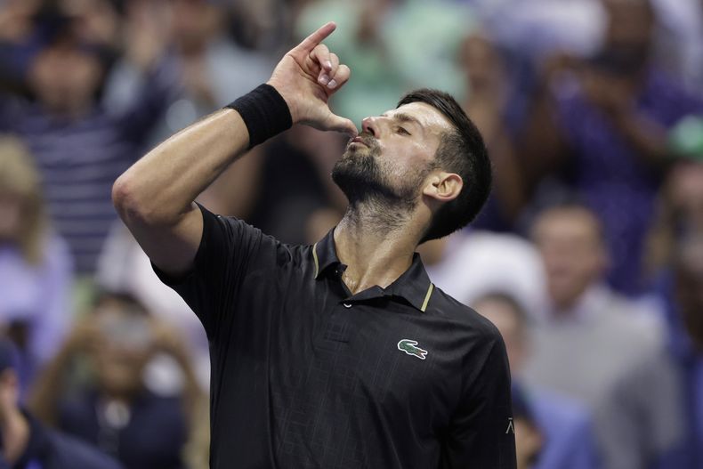 El serbio Novak Djokovic festeja su triunfo sobre el local Taylor Fritz en los cuartos de final del Abierto de Estados Unidos, el martes 2 de septiembre de 2025 (AP Foto/Adam Hunger)