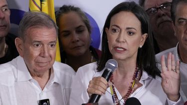 La líder opositora María Corina Machado y el candidato presidencial Edmundo González dan una conferencia de prensa después de que las autoridades electorales declararan al presidente Nicolás Maduro ganador de las elecciones presidenciales en Caracas, Venezuela, el lunes 29 de julio de 2024. (AP Foto/Matías Delacroix)