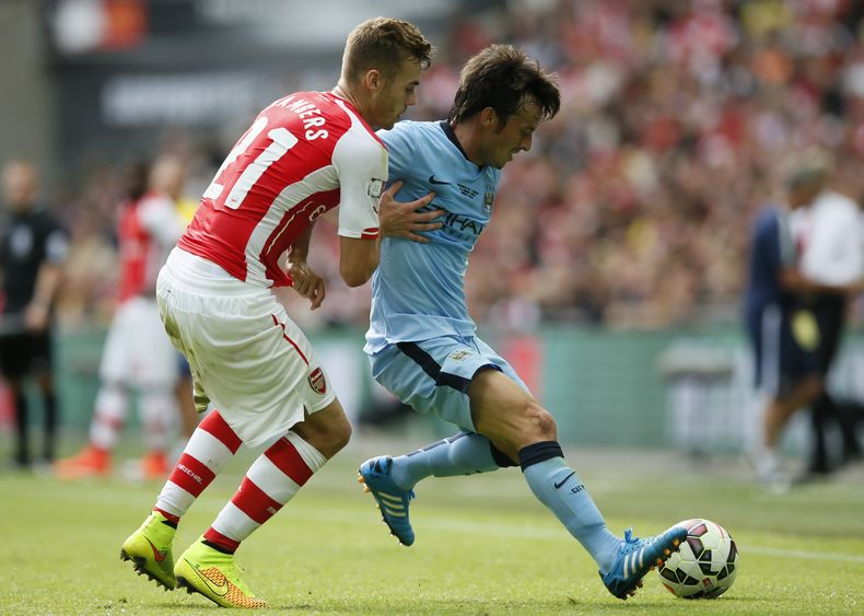 El jugador de Manchester City, David Silva, derecha, controla el bal&oacute;n en un partido contra Arsenal el domingo, 10 de agosto de 2014, en Londres. (AP Photo/Alastair Grant)