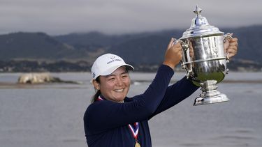 Allisen Corpuz posa con el trofeo de campeona del torneo de golf en el Abierto Femenino de Estados Unidos, en Pebble Beach Golf Links. Domingo 9 de julio de 2023. (AP Foto/Darron Cummings)