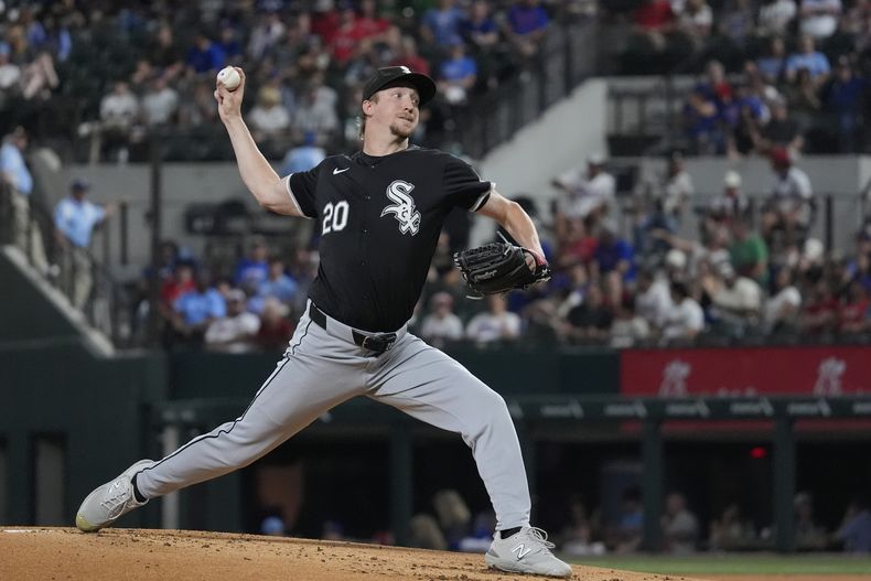 Erick Fedde, abridor de los Medias Blancas de Chicago, lanza durante la primera entrada del juego de béisbol en contra de los Ranger de Texas, el lunes 22 de julio de 2024. Los Cardenales de San Luis adquirieron a Fedde y al jardinero Tommy Pham en un intercambio entre tres equipos el lunes 29 de julio de 2024. (AP Photo/LM Otero)