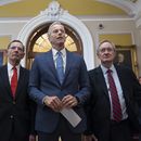 El líder de la mayoría del Senado de Estados Unidos, John Thune, acompañado por el senador John Barrasso, jefe de la bancada republicana, izquierda, y el presidente de la Comisión de Finanzas, Mike Crapo, habla con reporteros tras la aprobación del paquete de conciliación presupuestaria del proyecto de ley del presidente Donald Trump de grandes exenciones fiscales y recortes de gastos, en el Capitolio, Washington, el martes 1 de julio de 2025. (AP Foto/J. Scott Applewhite)