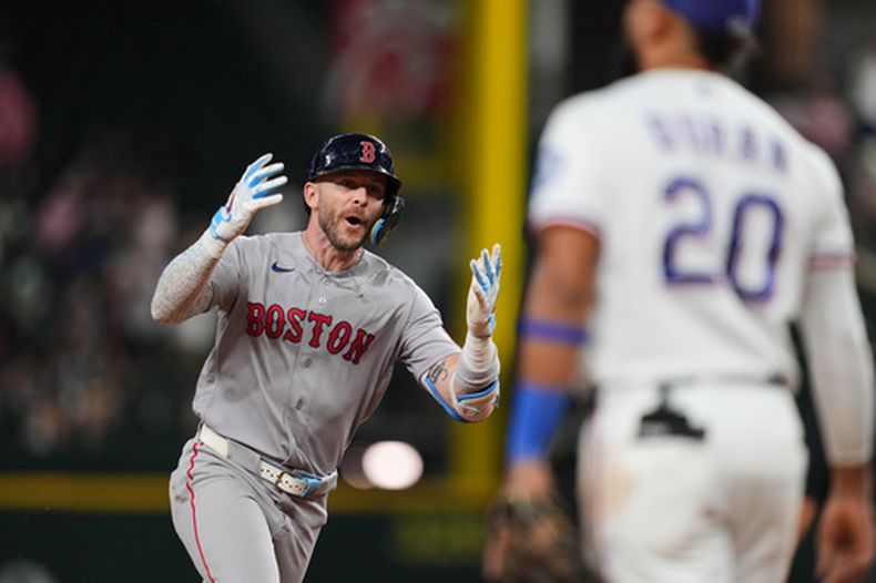 Trevor Story celebra tras conectar un jonrón de tres carreras contra los Rangers de Texas, el jueves 17 de septiembre de 2026, en Arlington, Texas (AP Foto/Tony Gutiérrez)