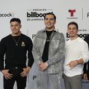 ARCHIVO - Grupo Marca Registrada llega a los Premios Billboard de la Música Latina, el jueves 5 de octubre de 2023, en Coral Gables, Florida. (Foto AP/Rebecca Blackwell).