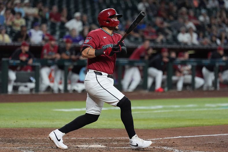 El venezolano Ildemaro Vargas, de los Diamondbacks de Arizona, observa la pelota al conectar un triple de tres carreras ante los Padres de San Diego, el miércoles 5 de agosto de 2026 (AP Foto/Ross D. Franklin)