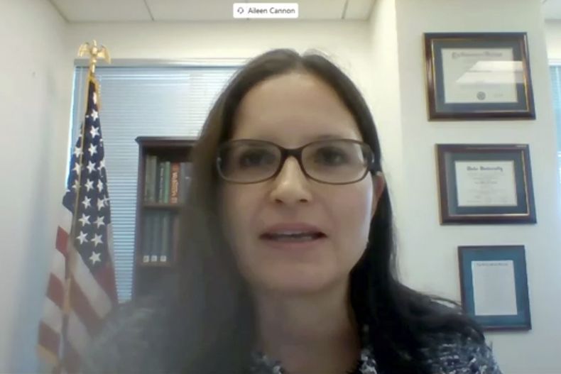 ARCHIVO - En esta imagen de un video provisto por el Senado de Estados Unidos, Aileen M. Cannon habla en forma remota durante una audiencia de la Comisión Judicial del Senado para ser jueza federal del distrito sur de Florida, 29 de julio de 2020, en Washington. Cannon ha fijado fecha para el 20 de mayo de 2024 para iniciar el juicio al expresidente Donald Trump por retención ilegal de cientos de documentos secretos. (U.S. Senate via AP)