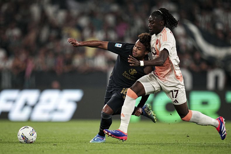 Weston McKennie, de Juventus, disputa el balón con Kouadio Kone, de Roma, durante el partido de fútbol de la Serie A entre Juventus y Roma en el Estadio Allianz en Turín, Italia, el domingo 1 de septiembre de 2024. (Marco Alpozzi/LaPresse via AP)