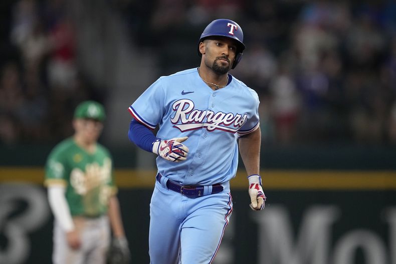 Marcus Semien de los Rangers de Texas recorre las bases luego de impactar un cuadrangular solitario en la 6ta entrada del juego ante los Atléticos de Oakland, en Arglinton, Texas. Domingo 10 de septiembre de 2023. (AP Foto/Tony Gutierrez)