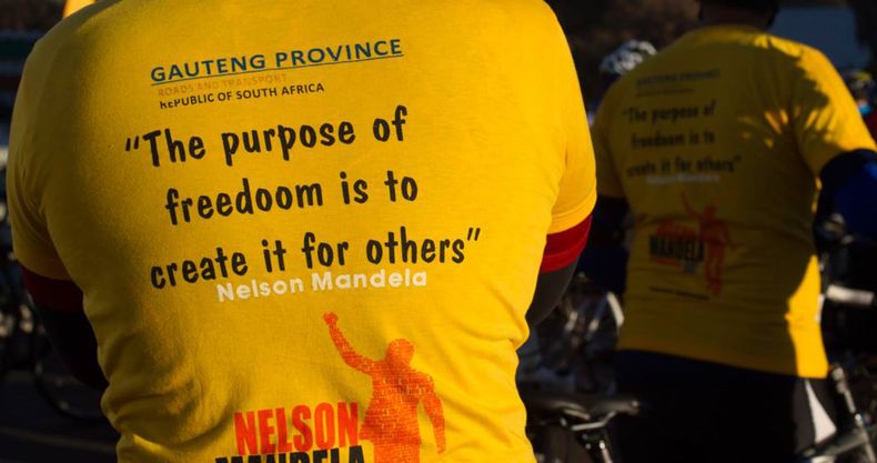 En esta foto del domingo 20 de julio de 2014, un ciclista viste la camiseta con la frase de Nelson Mandela "El prp&oacute;sito de la libertad es crearla para los dem&aacute;s". Pero una "o" dem&aacute;s convirti&oacute; a "freedom