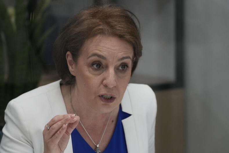 La ministra de Relaciones Exteriores y viceprimera ministra de Kosovo Donika Gërvalla-Schwarz, en entrevista con The Associated Press en Varsovia, Polonia, el miércoles 8 de mayo de 2024. (AP Foto/Czarek Sokolowski)