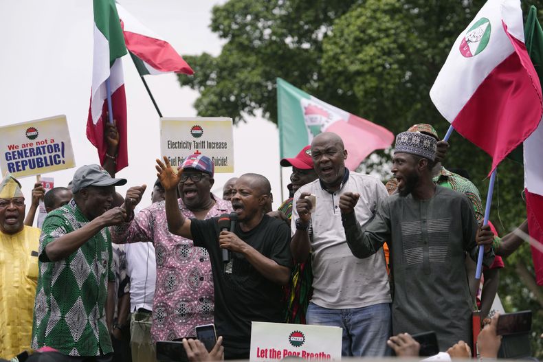 Joe Ajaero, centro, presidente del Congreso Laborista Nigeriano, en una protesta en Abuya, Nigeria, el 13 de mayo del 2024. (Foto AP/Sunday Alamba)