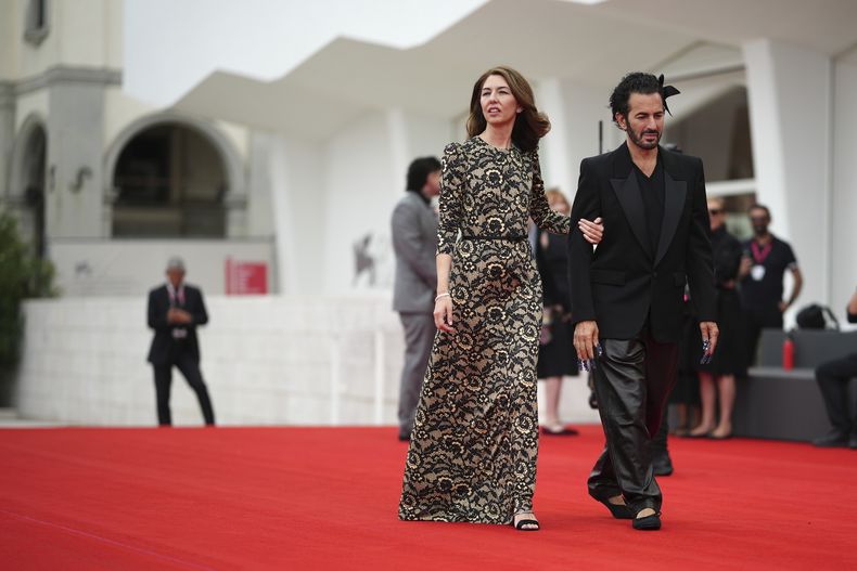 La directora Sofia Coppola, a la izquierda, y el diseñador Marc Jacobs posan en la alfombra roja de la película Marc by Sofia durante la 82a edición del Festival de Cine de Venecia en Venecia, Italia, el martes 2 de septiembre de 2025. (Foto Alessandra Tarantino/Invision/AP)