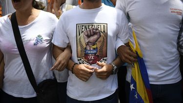 Policía bloquea marcha opositora en Caracas