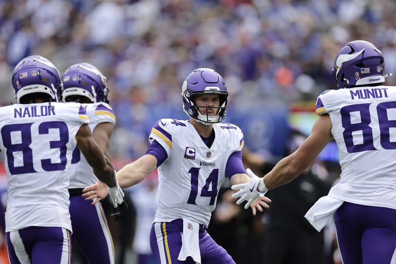 El quarterback de los Vikings de Minnesota, Sam Darnold (14) celebra luego de una recepción para touchdown de 21 yardas por parte de su compañero el wide receiver, Jalen Nailor (83) durante la segunda mitad del juego de NFL ante los Giants de Nueva York, el domingo 8 de septiembre de 2024, en East Rutherford, Nueva Jersey. (AP Foto/Adam Hunger)