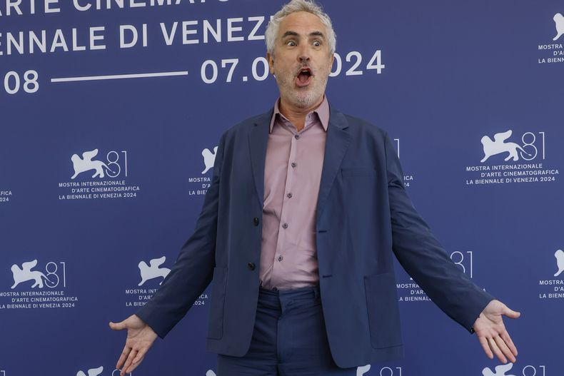 El director Alfonso Cuarón, posa para los fotógrafos en la sesión fotográfica de la serie de televisión Disclaimer durante la 81ª edición del Festival de Cine de Venecia en Venecia, Italia, el jueves 29 de agosto de 2024. (Foto Joel C Ryan/Invision/AP)