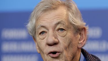 ARCHIVO - El actor Sir Ian McKellen habla durante la conferencia de prensa de la película Mr. Holmes en el Festival de Cine de Berlín 2015 en Berlín, Alemania, el 8 de febrero de 2015. McKellen no podrá participar en una gira de teatro tras sufrir una caída en un escenario el 17 de junio de 2024. McKellen interpretaba a John Falstaff en una producción de Player Kings en el Teatro Noel Coward. (Foto AP/Michael Sohn, archivo)