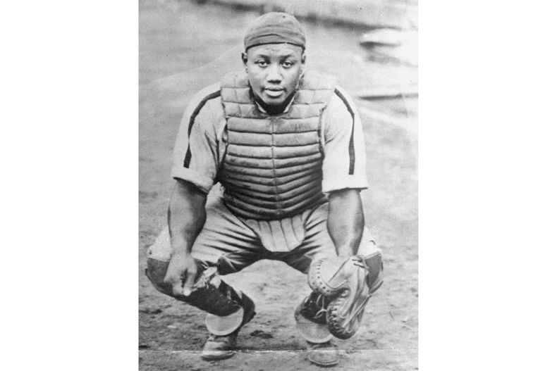ARCHIVO- Josh Gibson, el gran pelotero de las Ligas Negras, aparece en esta foto sin fecha (AP Foto/archivo)