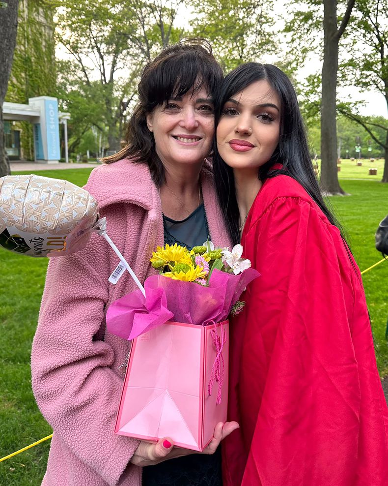 En esta fotografía sin fecha proporcionada por el rabino Meir Hecht en nombre de la familia Raanan, se muestra a Judith Raanan (izquierda) y su hija Natalia, de 18 años, luego de la graduación de Natalie. Judith y Natalie desaparecieron durante su visita a familiares en Israel. (Familia Raanan vía AP)